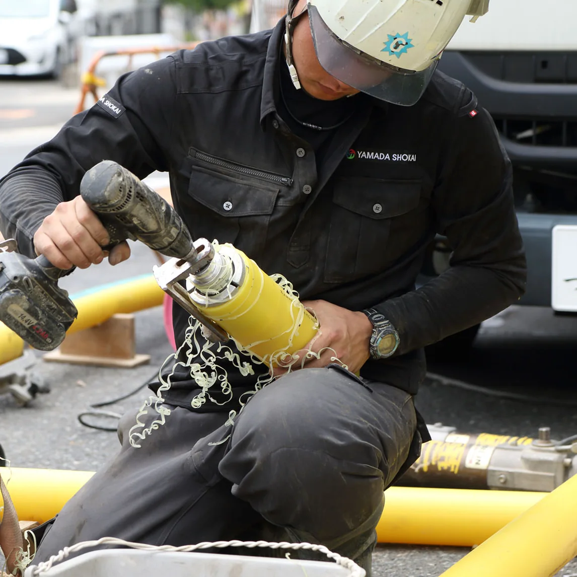 現場で作業する山田商会の職人