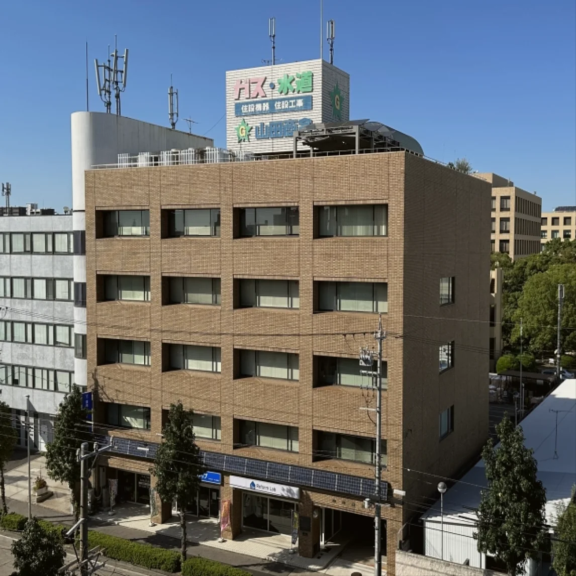 山田商会の社屋と社員